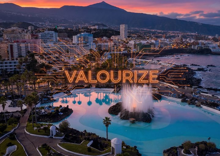 Lago Martiánez image with a classic filter and modern orange data graphics.